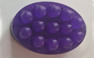 Jabón de lavanda con flores, sobre fondo neutro